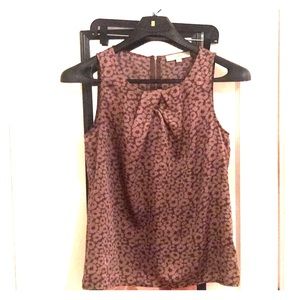 Great neutral top with aesthetic zip back detail